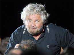 La Woodstock di Beppe Grillo sotto la pioggia: "il fango è più pulito della politica"