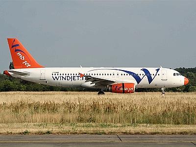 Aereo fuori pista a Palermo: incidente causato dal wind sheare. 10 feriti lievi. Diretta