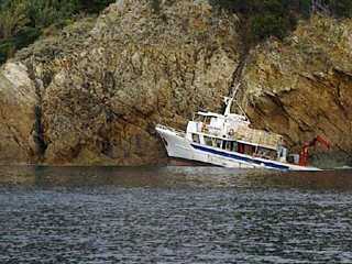 Isola d'Elba: peschereccio si schianta contro gli scogli, salvate 10 persone