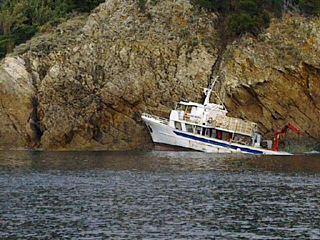 Isola d'Elba: peschereccio si schianta contro gli scogli, salvate 10 persone