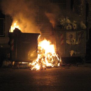 Napoli guerrigliera: rifiuti in fiamme, scontri tra manifestanti e forze dell'ordine