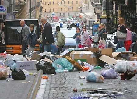 Napoli, centro città sommerso dai rifiuti: proteste e polemiche