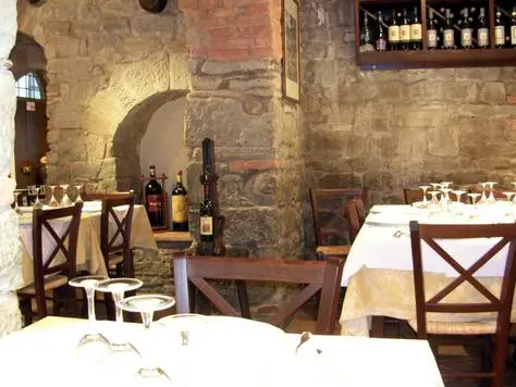 Cenano al ristorante e vanno via senza pagare, portando via piatti, posate ed il vino