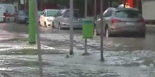 Milano: esonda il Seveso, auto sommerse nell'acqua nella zona nord