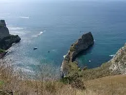 Napoli, tenta suicidio ma rimane incastrata tra le rocce: è viva