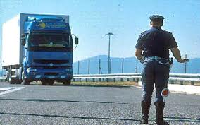 Camionista illeso dopo volo dall'autostrada con il suo tir