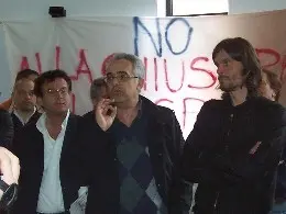 Irpinia: sindaco sul tetto per protesta contro chiusura ospedale