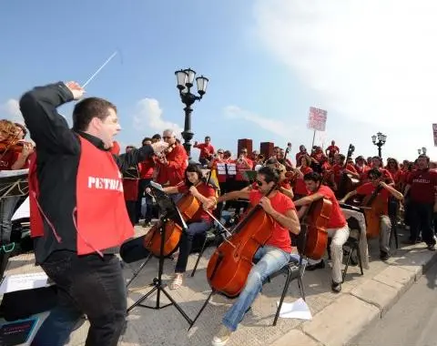 La Musica è finita. Petruzzelli, concerto sul lungomare per dire NO ai tagli