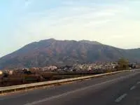 Incidente frontale sulla SS268 del Vesuvio: un morto