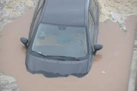 Maltempo: esondazione fiume provoca frana nel salernitano