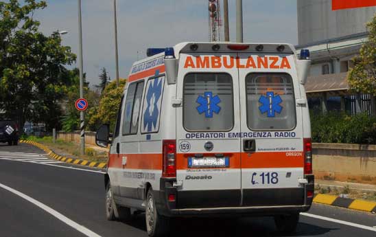Investita mentre prestava soccorso sull'autostrada