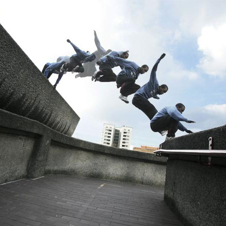 Emergenza acrobazie da parkour di adolescenti con le scale e sui tetti. Presi di mira anche i tetti