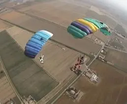 Tragico scontro in cielo tra paracadutisti : morto Avagliano, grave il barese Mazzone