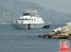 Gommone pirata travolge e uccide bagnante a Napoli