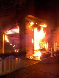 Incendio doloso distrugge bar di Pozzuoli