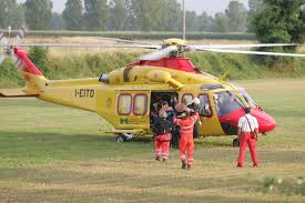 Scivolano nel lago, il loro cuore si ferma