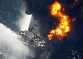 Golfo del Messico: piattaforma petrolifera in fiamme