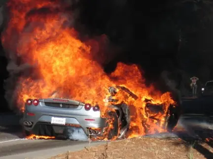 Anche le Ferrari prendono fuoco