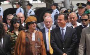 Gheddafi a Roma, scortato da due amazzoni. Al via la due giorni