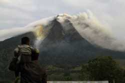 Indonesia: vulcano inattivo da 400 anni torna ad eruttare
