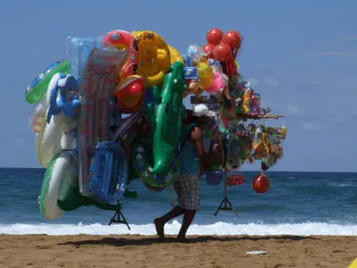 Immigrato preso a calci dai bambini in spiaggia, gli adulti ridono