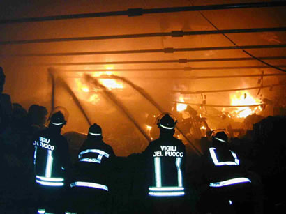 Roma, incendio in campo nomadi: muore un bambino