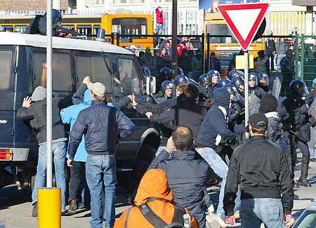 Tessera del tifoso, il Coisp invita Maroni a ritirare la polizia dagli stadi