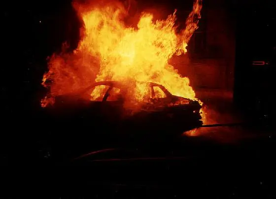 Ventiduenne sbanda con l'auto e sbatte su un muro: morto sul colpo a causa delle fiamme