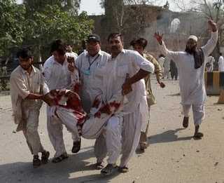 Attentato in moschea, 15 morti in Pakistan