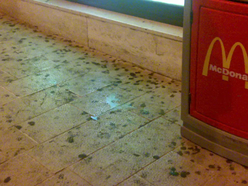 Piazze, monumenti, chiese, scalinate e centri storici deturpati dalla chewing gum
