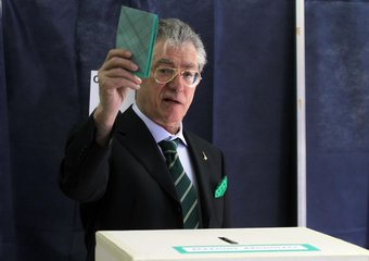 Bossi: "Fini e' inutile che rompa. La Lega non perderà mai le elezioni"