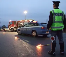 Auto in fiamme su A3; drammatico incidente,4 feriti, 2 bambini