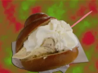 Ferragosto milanese: panettone gigante e 8 kg di gelato