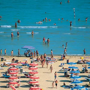 Teramo: turista mostra genitali a minori, arrestato