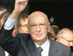 Napolitano con fermezza: no allo scontro politico, bisogna "abbassare i toni"