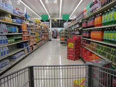 Bambina di 10 anni ruba al supermercato sotto la supervisione della madre