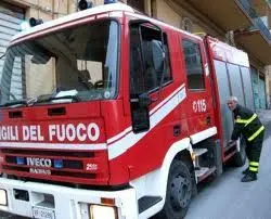 Precipitano in una voragine: sono salve