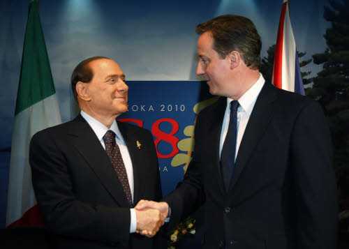 Il premier inglese prende un aereo "normale" per andare da Berlusconi e fa ritardo