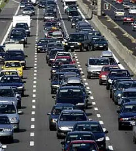 Autostrada A4: gli automobilisti inveiscono contro gli operai