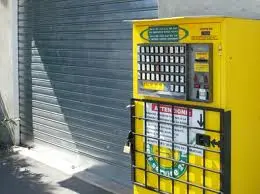 Fanno esplodere distributore di sigarette per "ripulirlo"