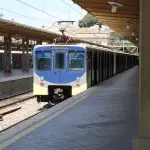 25enne tenta il suicidio sulla Roma-Lido: è grave