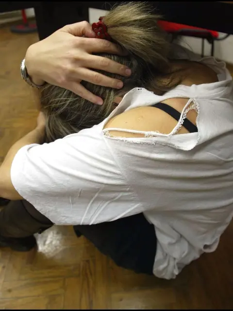Nonno la violentava: nipote dopo 40 anni affigge volantini