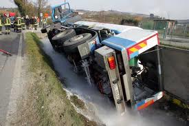 A3: si ribalta camion carico di gas, traffico rallentato