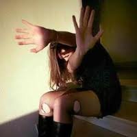 Tenta di abusare di una donna totalmente nudo, arrestato