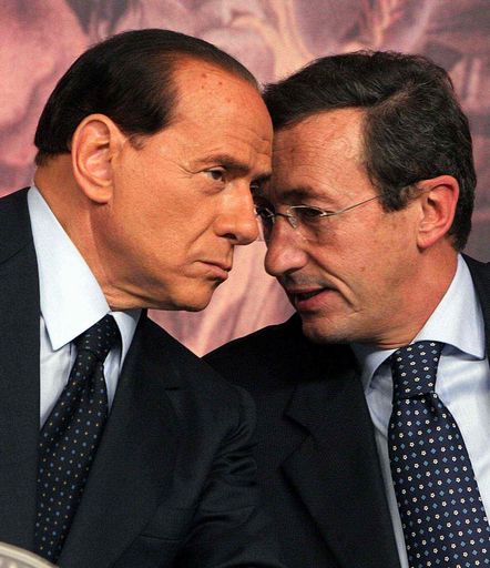 Berlusconi dice basta a Fini: fuori dal partito e dalla presidenza della Camera