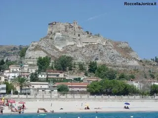 "Abituarsi al bello, fa riconoscere i Mostri", installazione di Rosaria Iazzetta e Tubi Innocenti.