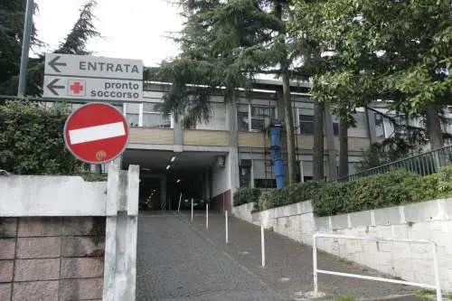 Giovane muore in incidente, parenti distruggono ospedale