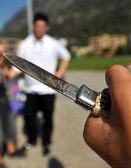 Coppia aggredita per rapina, lui reagisce: accoltellato