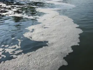 Mare sporco in Calabria: scarichi di liquami in un video sul blog di De Magistris