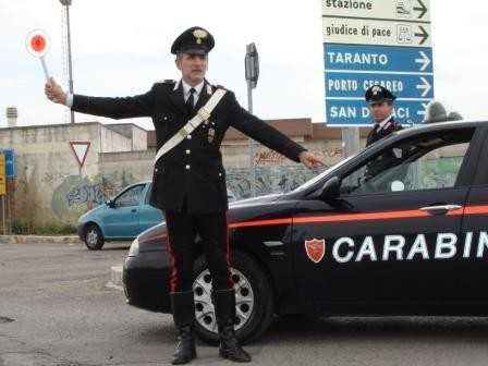 Fugge dal posto di blocco, poi aggredisce i Carabinieri